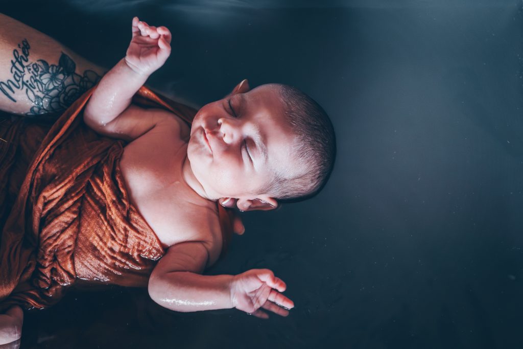 Jumeaux dans leur bain enveloppé, séance photo au Teich