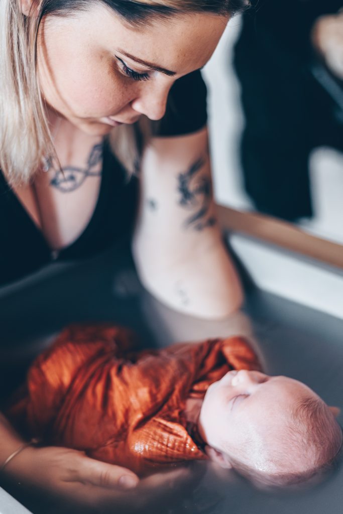 Bébé qui flotte paisiblement pendant sa séance de bain enveloppé au Teich