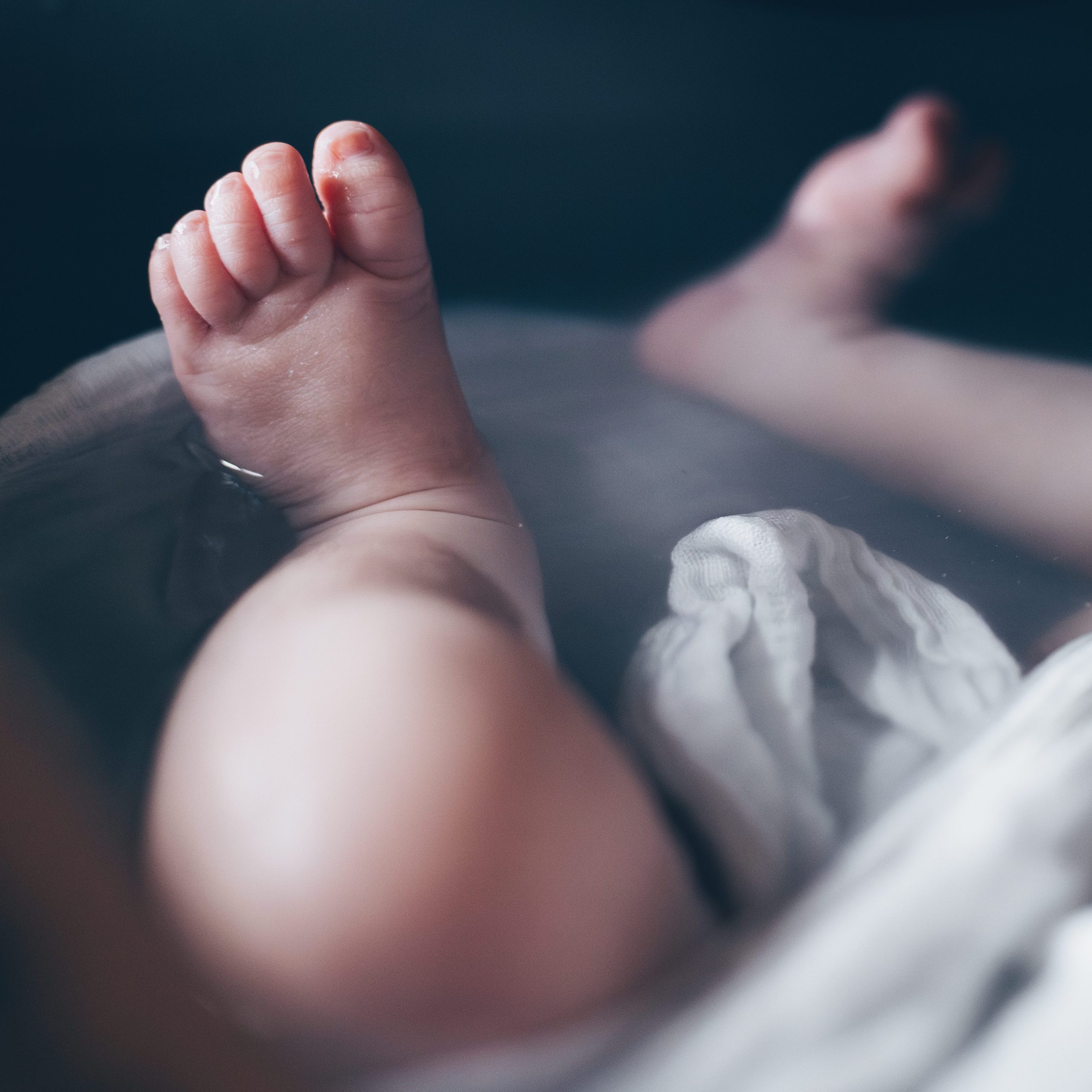 Moment de douceur pour bébé pendant son bain enveloppé, Bassin d'Arcachon