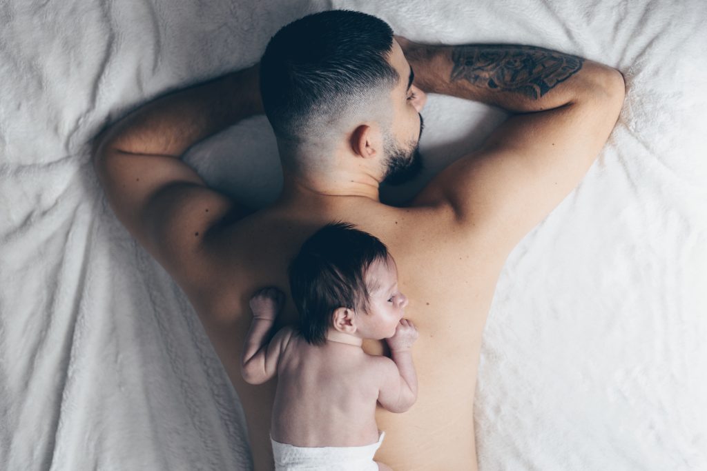 Nouveau-né en peau à peau contre son papa, séance photo naissance à domicile à La Teste-de-Buch