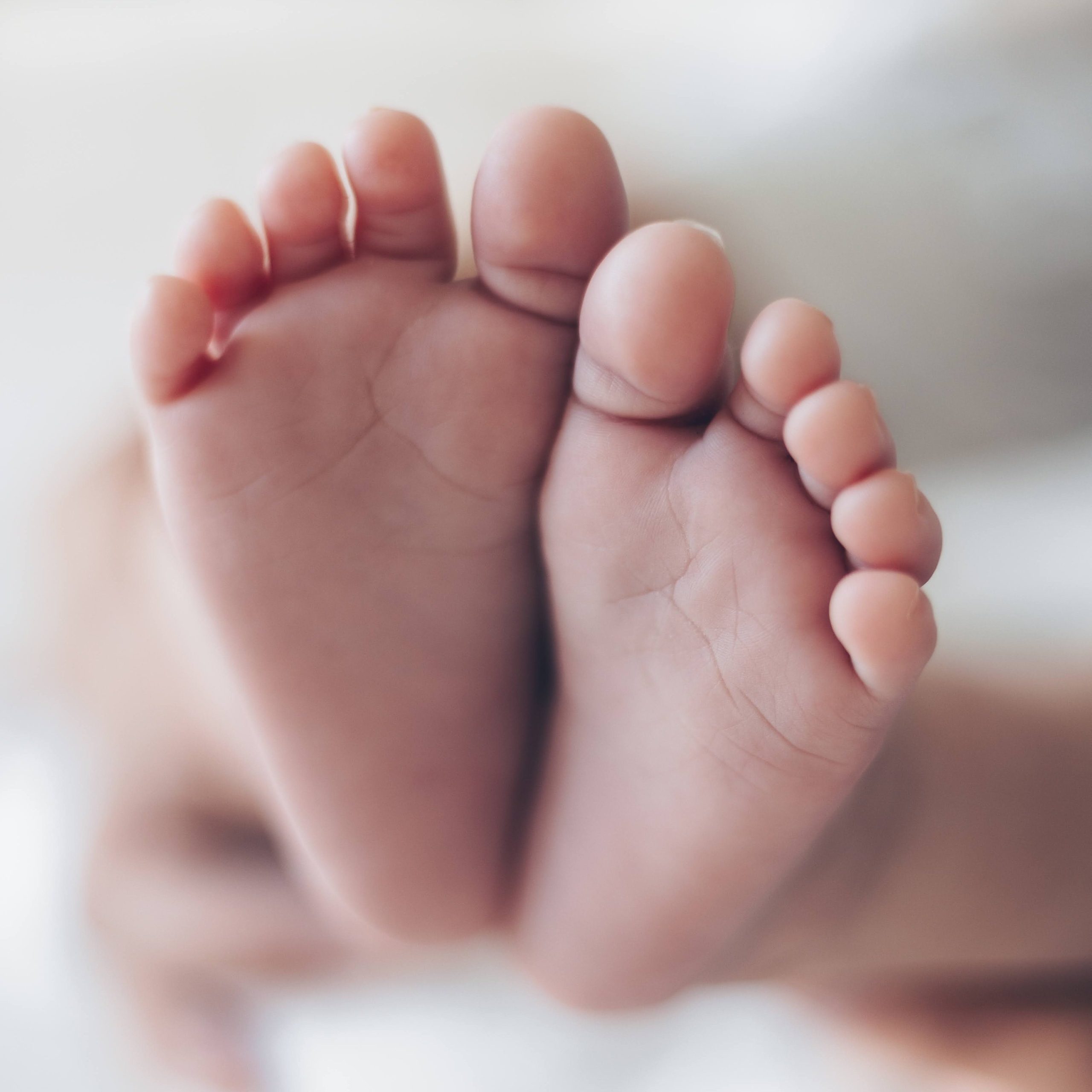 Petits pieds de nouveau-né, séance photo naissance à domicile à Gujan-Mestras