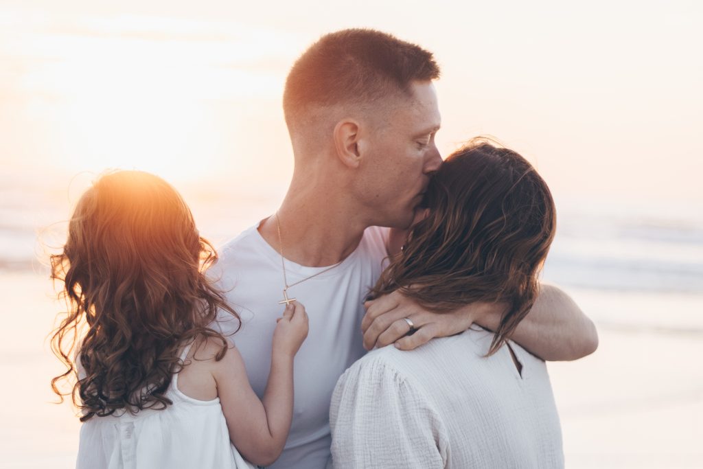 photographe famille biscarosse, arcachon bordeaux au coucher de soleil sur la plage