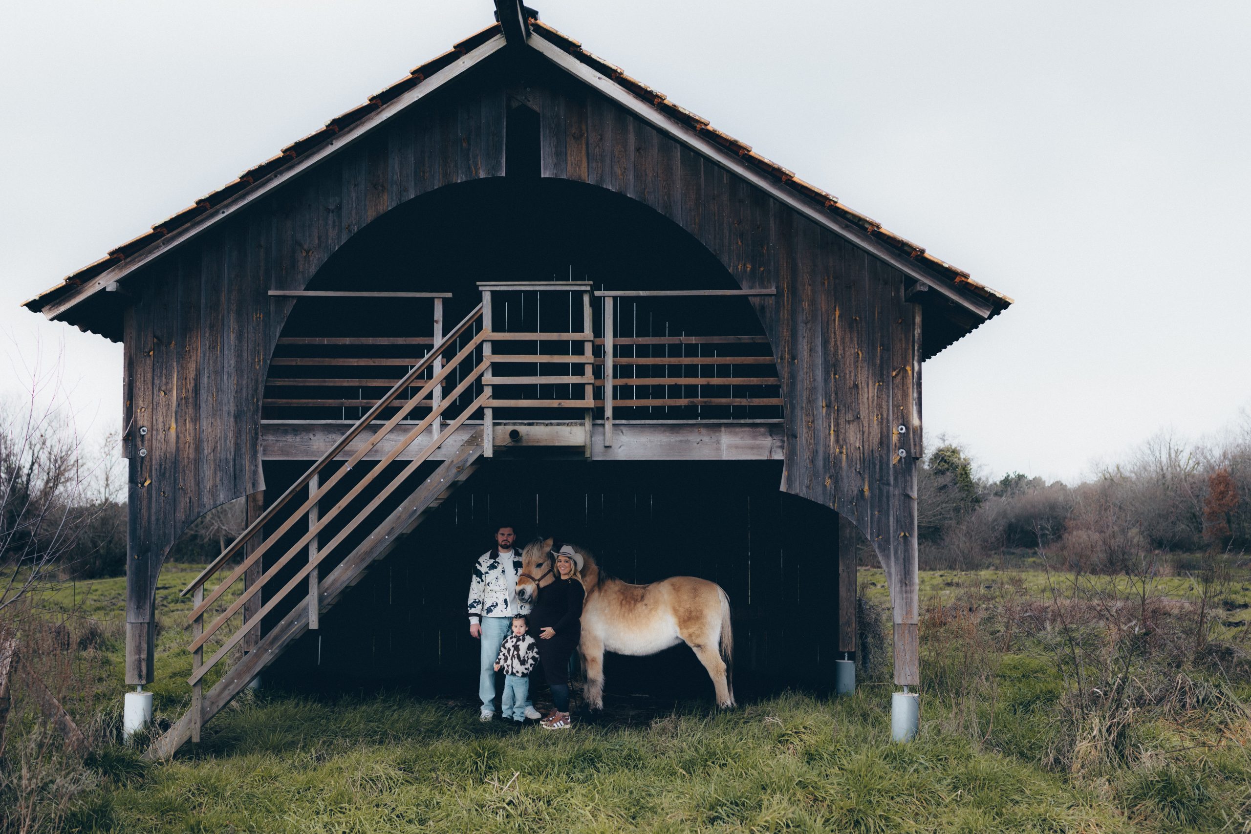 séance photo grossesse en famille avec cheval
