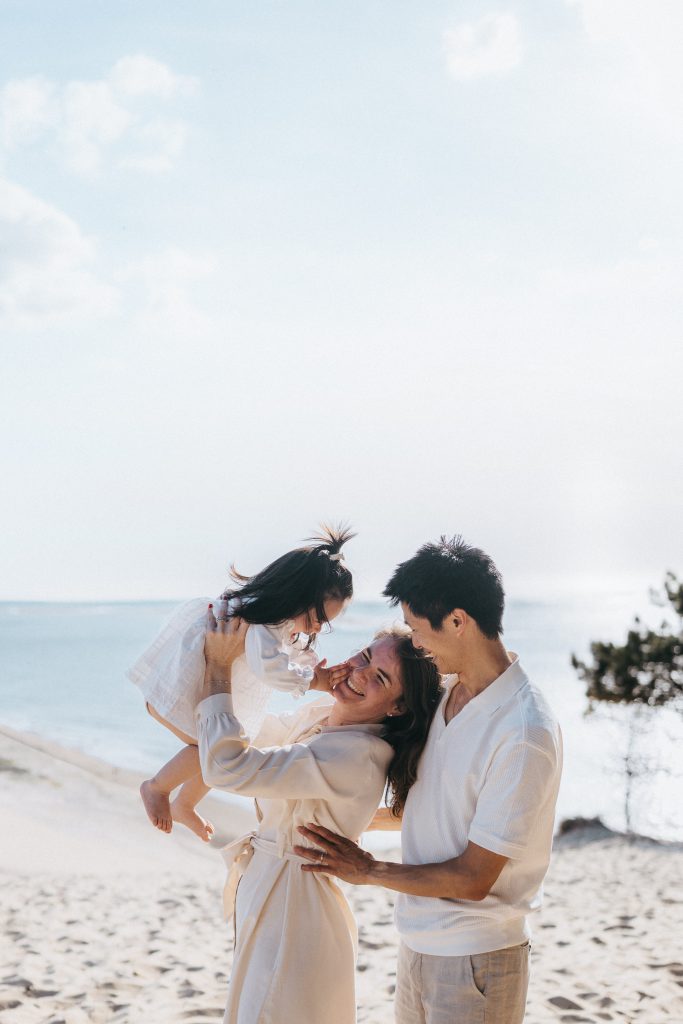 Papa, maman et bébé pendant une séance photo famille sur la Dune du Pilat
