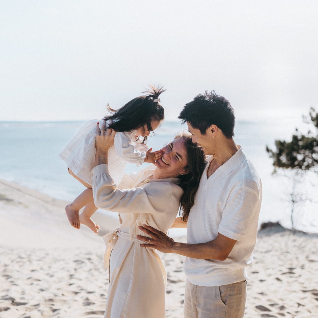 Papa, maman et bébé pendant une séance photo famille sur la Dune du Pilat